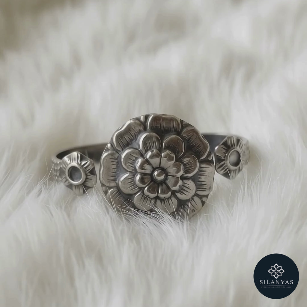 Double Bloom 925 Sterling Silver Adjustable Double-Finger Ring – Tribal Heritage